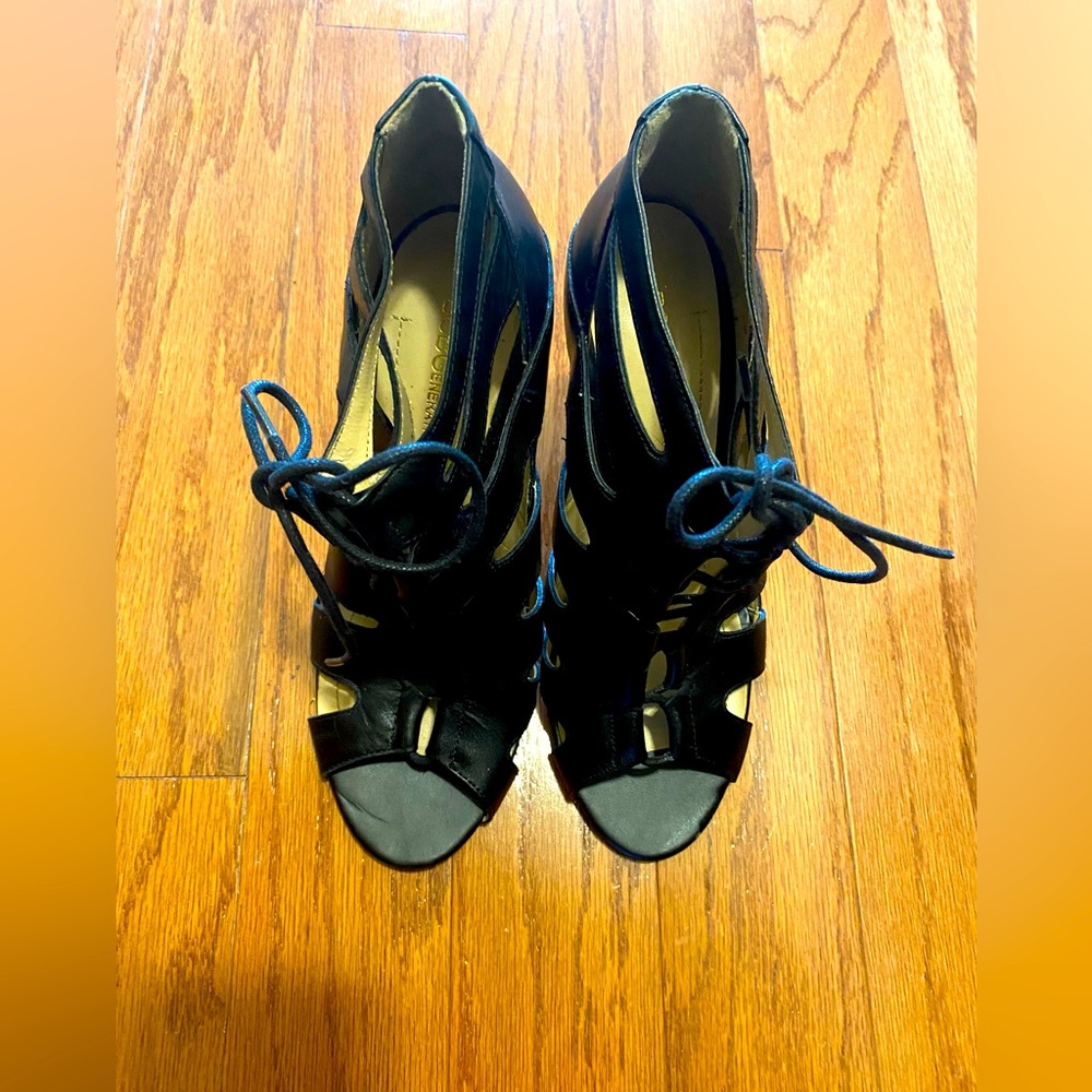 BCBGENERATION LEATHER HEEL SANDALS